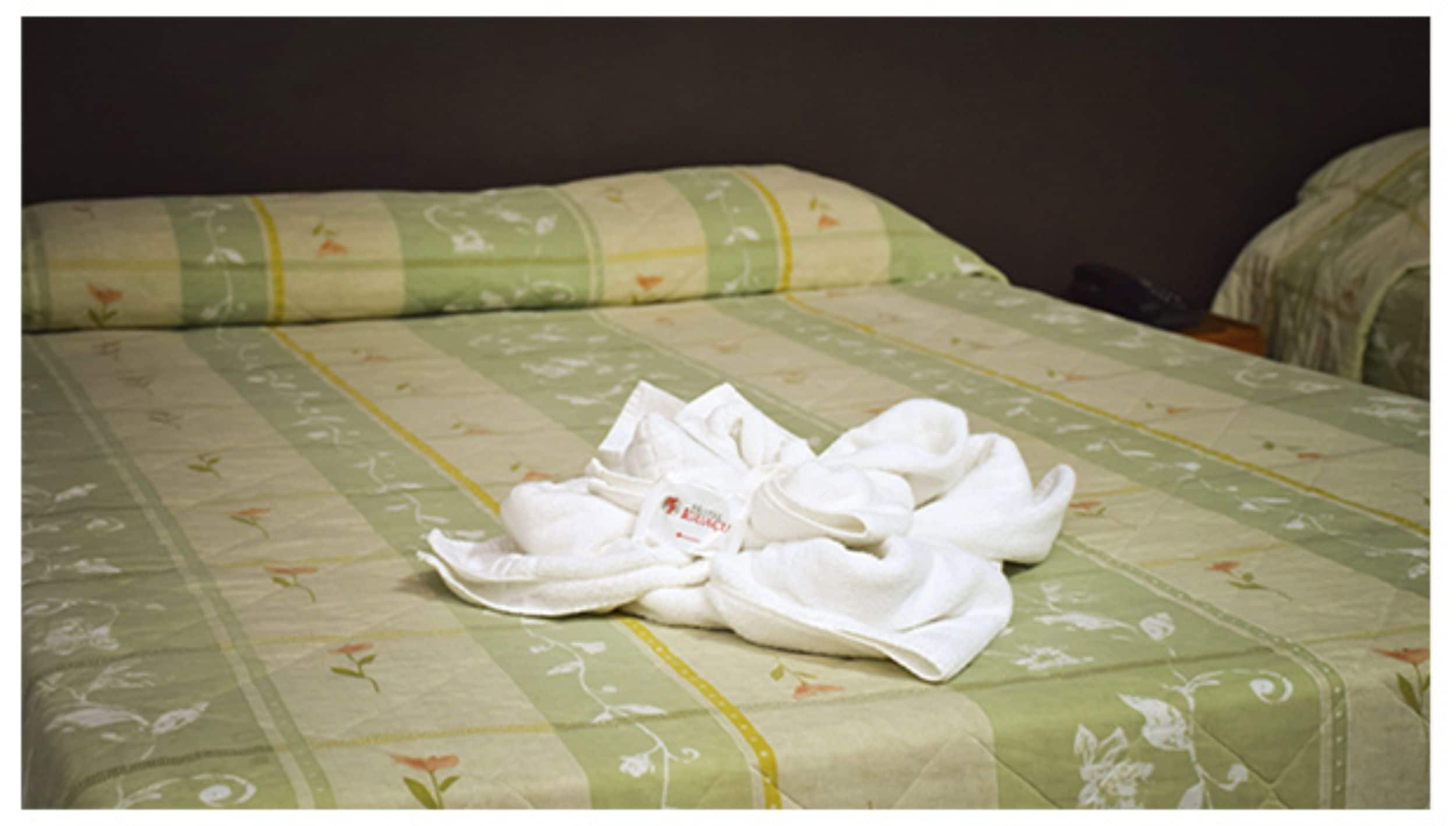 deluxe room | desk, laptop workspace, free wifi, bed sheets