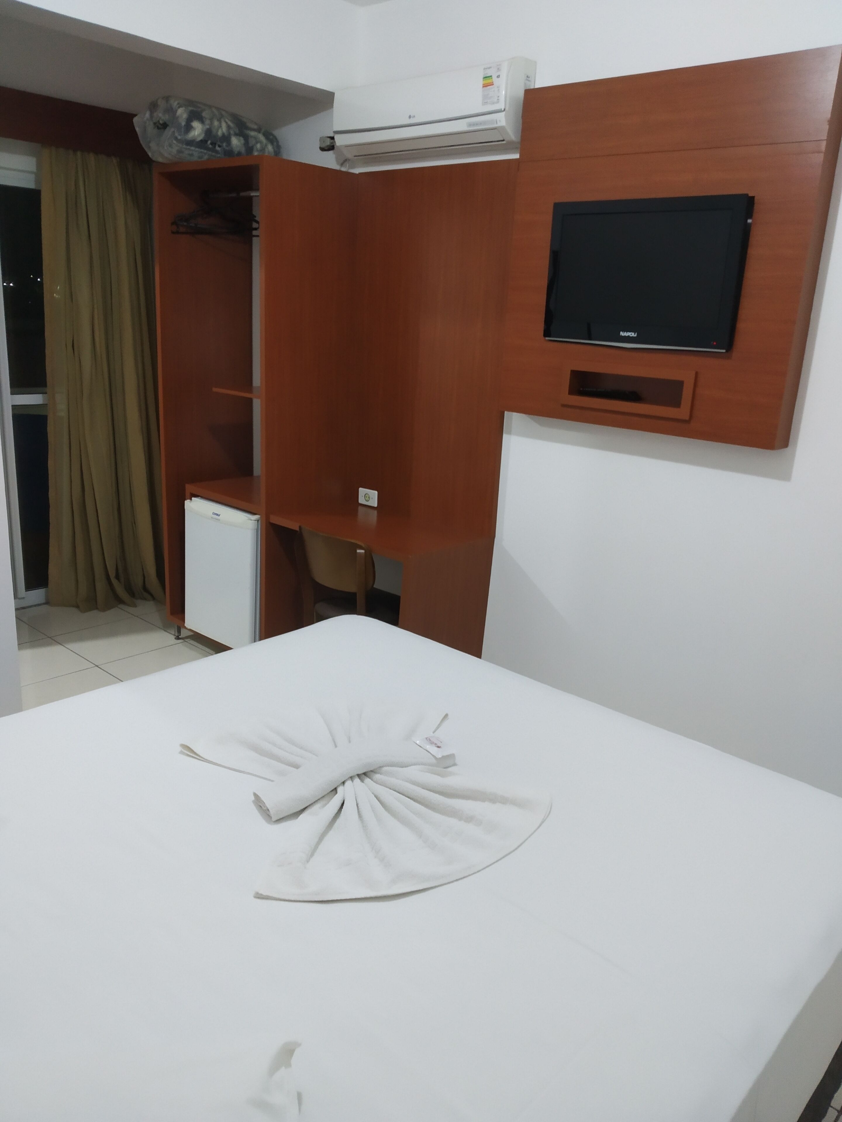 deluxe room | desk, laptop workspace, free wifi, bed sheets