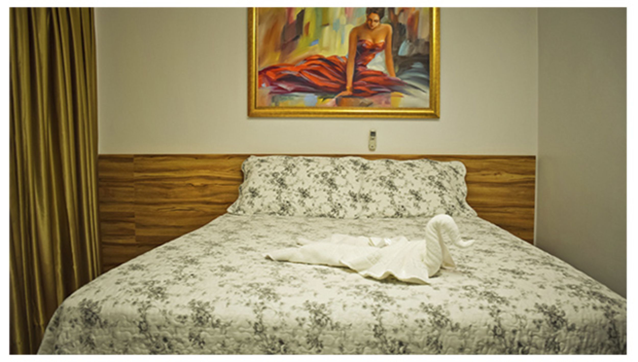 executive room | desk, laptop workspace, free wifi, bed sheets