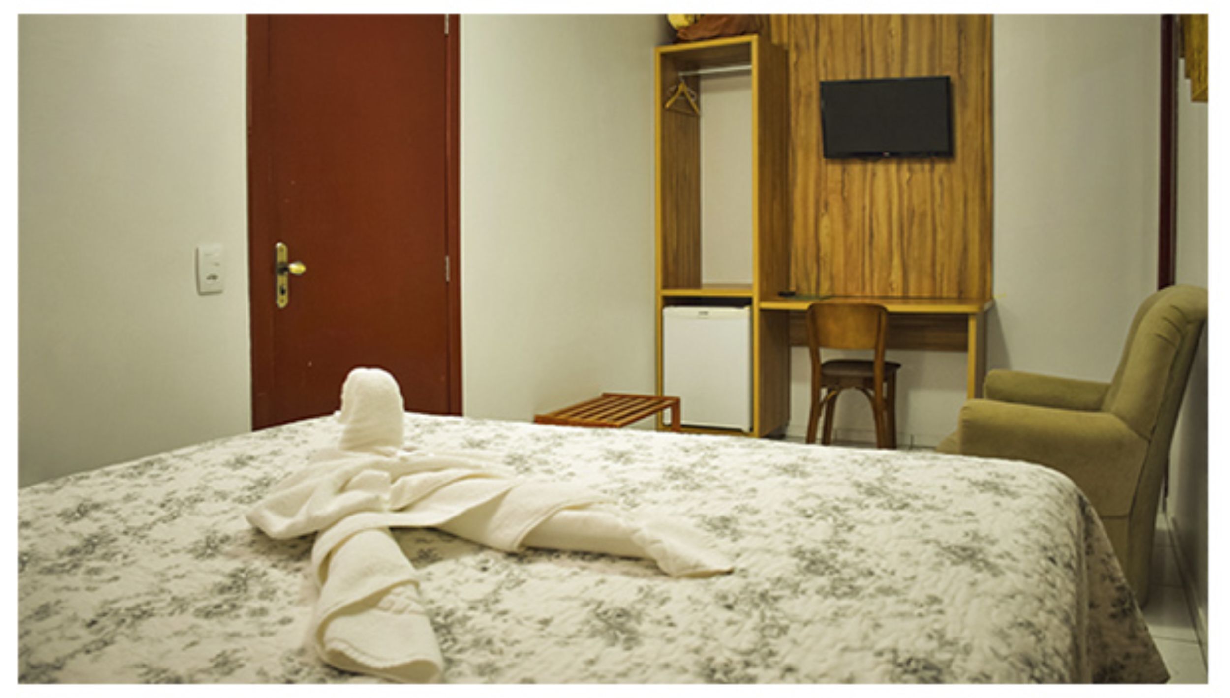 executive room | desk, laptop workspace, free wifi, bed sheets