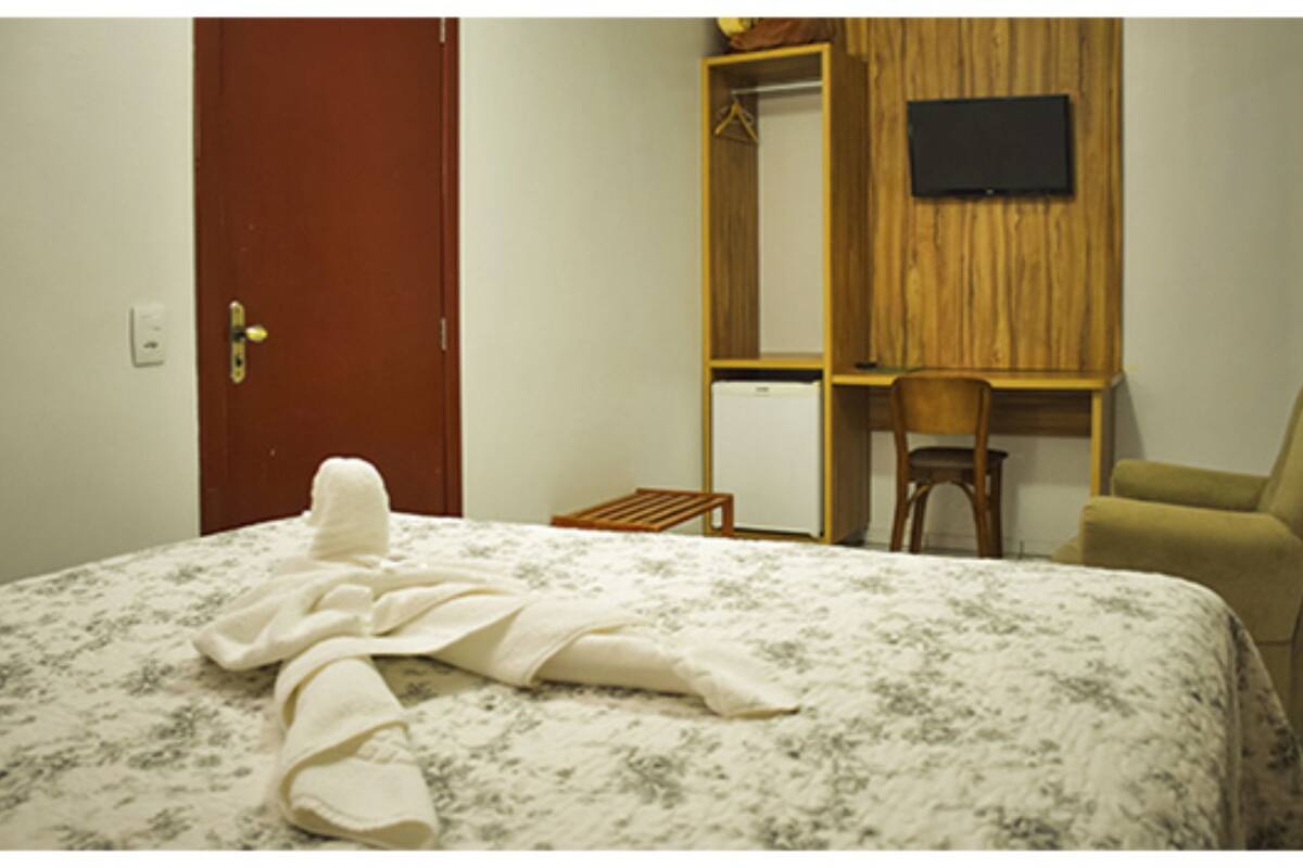 executive room | desk, laptop workspace, free wifi, bed sheets