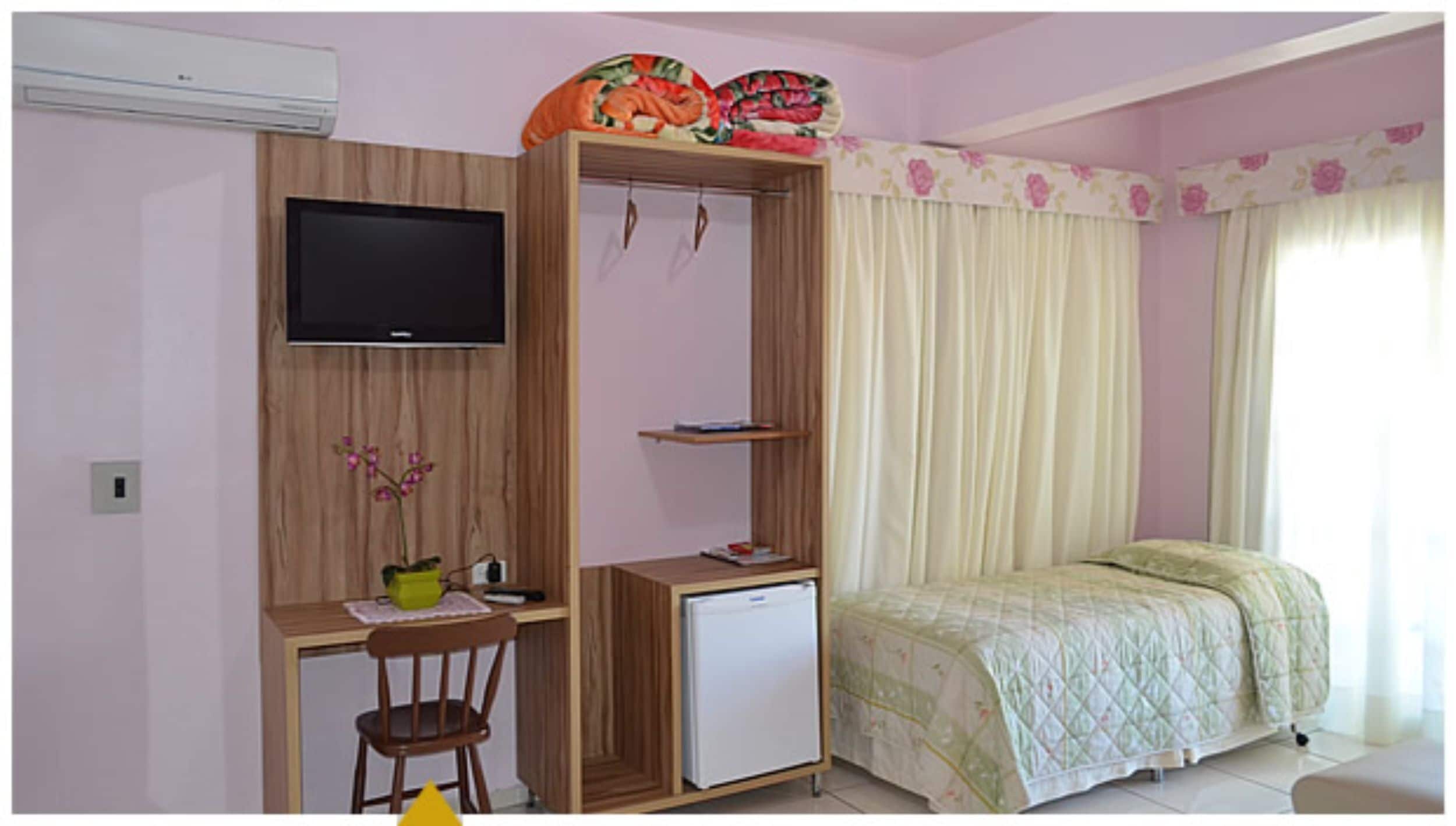 deluxe room | desk, laptop workspace, free wifi, bed sheets