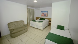 A room with a bed, a sofa, and a painting on the wall. - Hotel Iguacu (Dionisio Cerqueira)