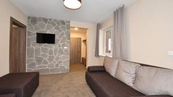 Suite, Balcony | Living room | TV