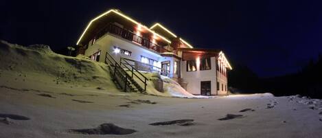 Voorkant accommodatie - avond/nacht