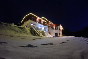 Majoituspaikan julkisivu illalla/yöllä