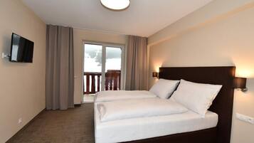 1 bedroom, desk, cots/infant beds, bed sheets