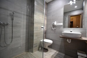 Double Room, Balcony | Bathroom | Shower, towels, toilet paper - Hotel Studničky (Vernár)