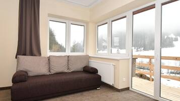 Family Room | 1 bedroom, desk, cribs/infant beds, bed sheets