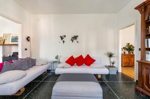 A modern living room with a sofa set, a coffee table, and a small side table. - La casa sul fiume (Ellera)
