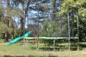 Lasten leikkialue ulkona