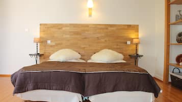 Phòng 2 giường đơn Superior | Trang trí khác biệt, trang bị nội thất với thiết kế riêng biệt, bàn