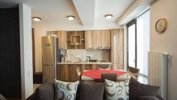 Departamento básico, varias camas, vista a la ciudad | Área de sala de estar