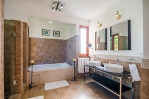 Vila (6 Bedrooms) | Kamar mandi