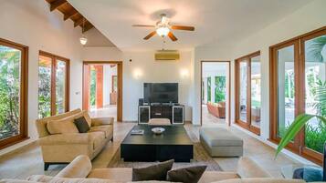 Biệt thự (6 Bedrooms) | Phòng khách | TV, văn phòng