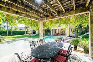 Villa (6 Bedrooms) | Balcony