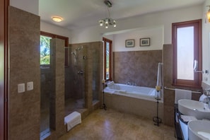 Villa (6 Bedrooms) | Bathroom
