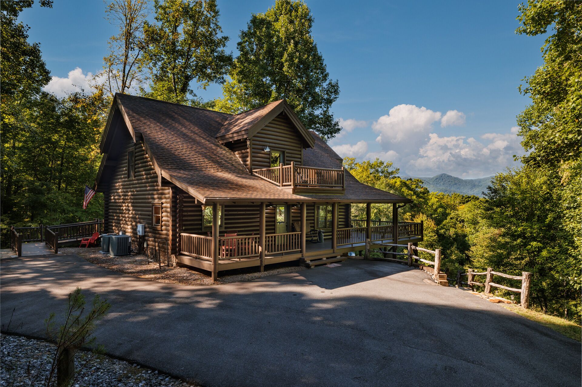 Peaceful Paradise secluded mountain log cabin with scenic view and game room