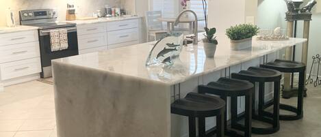 Kylskåp, mikrovågsugn, ugn och spishäll