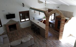 Televisie, een open haard en tafelvoetbal