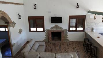 Televisie, een open haard en tafelvoetbal