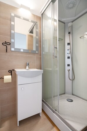 Apartment | Badezimmer | Dusche, Haartrockner, Handtücher, Seife