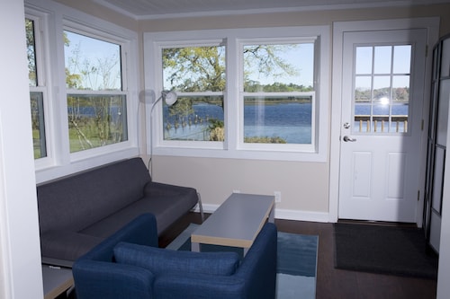 Cozy house on the river, enjoy the view or fish right off the river bank