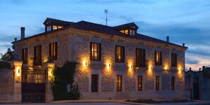 Façade de l’hébergement - soirée/nuit