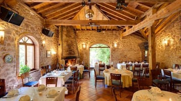 Se sirven desayunos, comidas, cenas y cocina local