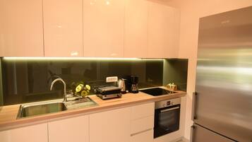 Fridge, oven, stovetop, dishwasher