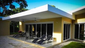 วิลล่า (2 Bedrooms) | ระเบียง