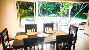 วิลล่า (2 Bedrooms) | 2 ห้องนอน, เตารีด/โต๊ะรีดผ้า, Wi-Fi ฟรี, ผ้าปูที่นอน