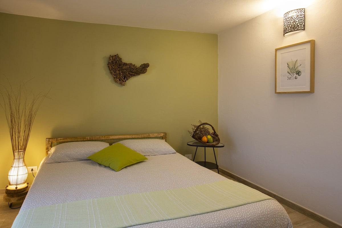 Deluxe-Doppelzimmer, eingeschränkter Meerblick (Ulivo) | Betten mit Memory-Foam-Matratzen, individuell dekoriert
