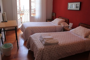 Twin Room, Shared Bathroom | Free WiFi - Pensión Manoli (Bilbao)