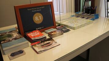 Una mesa de exhibición con libros y una placa conmemorativa enmarcada.