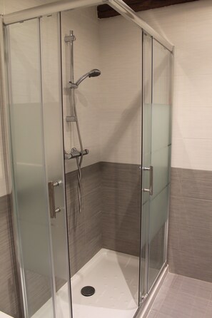 Ducha, secador de pelo, bidé y toallas