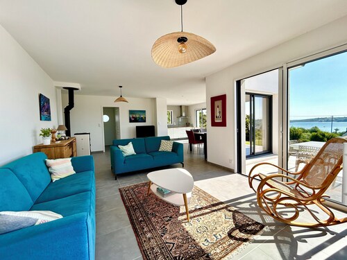 130m2 contemporary house, sleeps 9, sea view