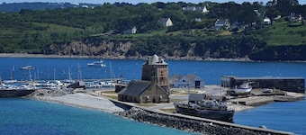 130m2 contemporary house, sleeps 9, sea view