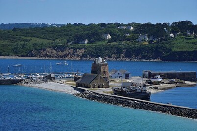 130m2 contemporary house, sleeps 9, sea view