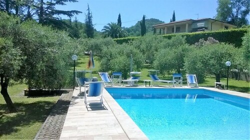 Villa with private pool (from 01.05-30.09) for up to 12 people. Dogs allowed.