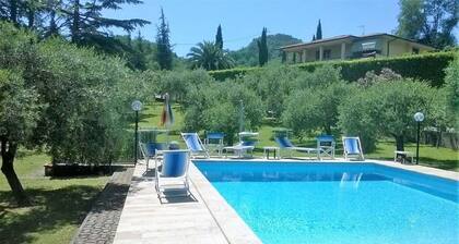 Villa with private pool (from 01.05-30.09) for up to 12 people. Dogs allowed.