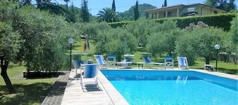 Villa with private pool (from 01.05-30.09) for up to 12 people. Dogs allowed.