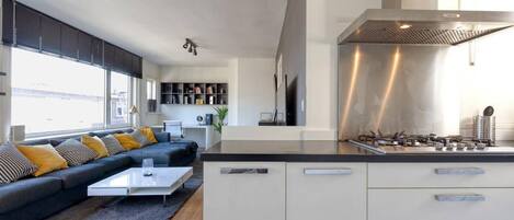 Microondas, lavavajillas, cafetera/tetera, utensilios de cocina