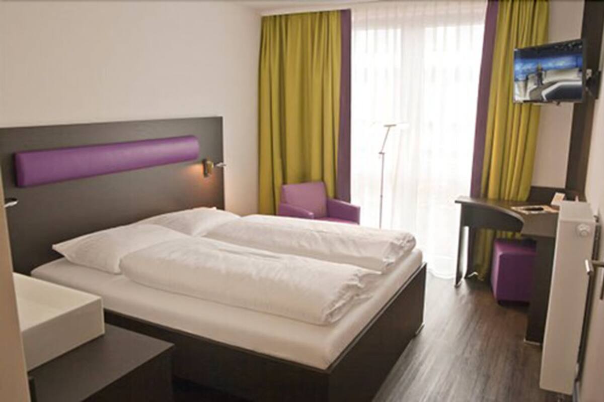 Biancheria da letto ipoallergenica, una scrivania, insonorizzazione