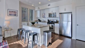 Oven, stovetop, dishwasher, cookware/dishes/utensils
