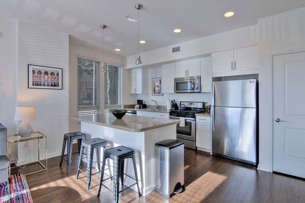 Oven, stovetop, dishwasher, cookware/dishes/utensils - Premier Urban Flat 2BR w/ Pool + Spa + Gym + Park! (San Jose)