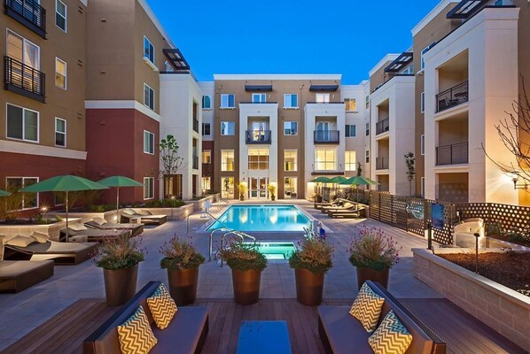 Una piscina al aire libre