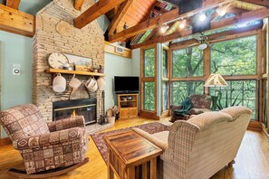 TV, fireplace, DVD player - Hot Tub☎Whirlpool☎Sleeps 9☎Seasonal Pool☎Spacious -  Tree House (Townsend)