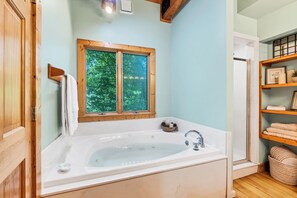 Bathroom - Hot Tub☎Whirlpool☎Sleeps 9☎Spacious -  Tree House (Townsend)