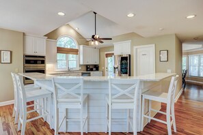 Fridge, microwave, oven, stovetop - Beautiful Southern Style retreat with golf course views & close walk to beach (Hilton Head Island)